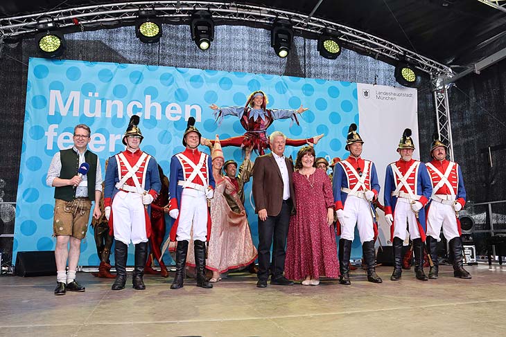 Oberbürgermeister Dieter Reiter eröffnete nach einem Auftritt der Moriskentänzer das Stadtgründungsfest 2022 am Sonntag (©Foto: Martin Schmitz)